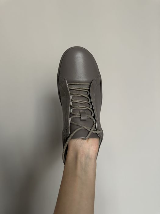 Серые кожаные кеды