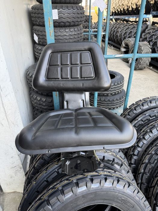 Scaun universal negru cu reglaj triplu si amortizor pentru tractor U-445