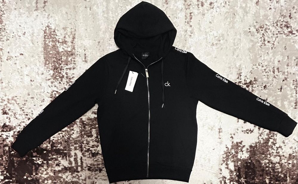 Vând compleu nou de bărbați Calvin Klein