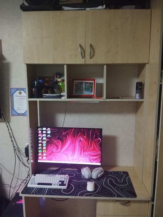 Продам  стол со шкафчиками