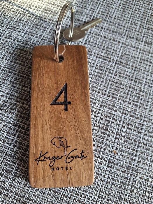 Брелки на заказ из акрила, фанеры и нержавейки | УФ-печать, гравировка