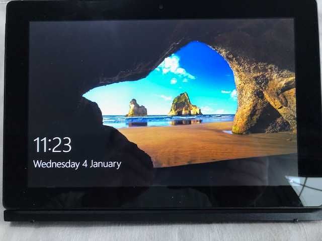 Dispozitiv 2 în 1 (tabletă + tastatură inclusă)