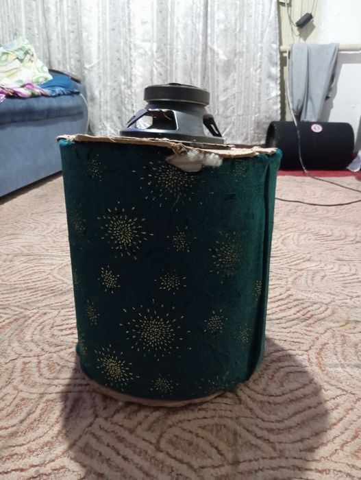 два динамика один из них JBL короб самодельный