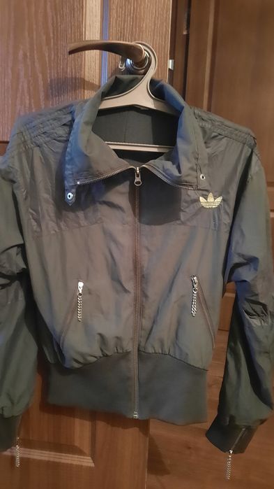 Куртка -ветровка.