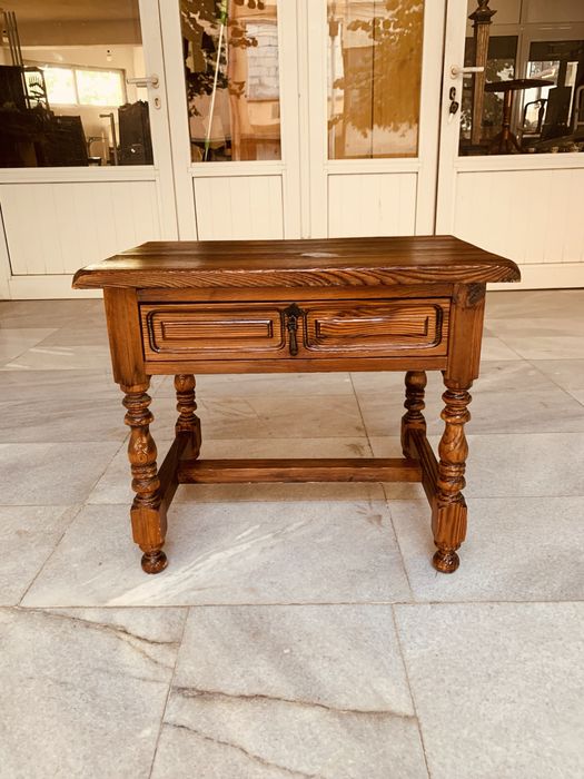 Датска масичка от дърво с малко чекмдже