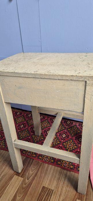 Деревянный стол,