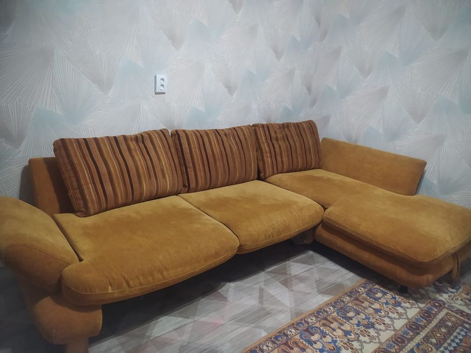 Продам угловой диван 3 м состояние хорошоая ………………………………………………………………..