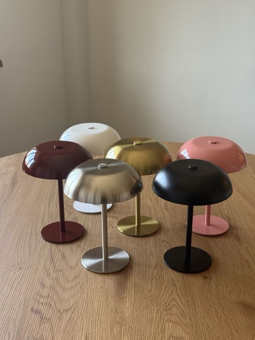 Стильная настольная лампа в современном дизайне