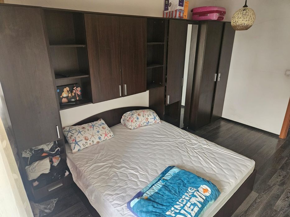 Спалня с матрак   с подвдигащ механизъм. Цена 500 лв+гардероб