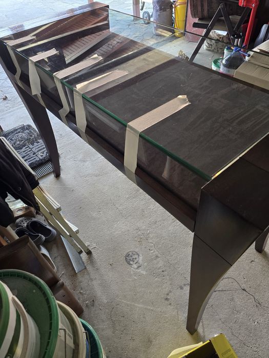 Елегантна конзолна маса от масив орех със стъклен плот