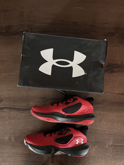 Adidasi de baschet under armour