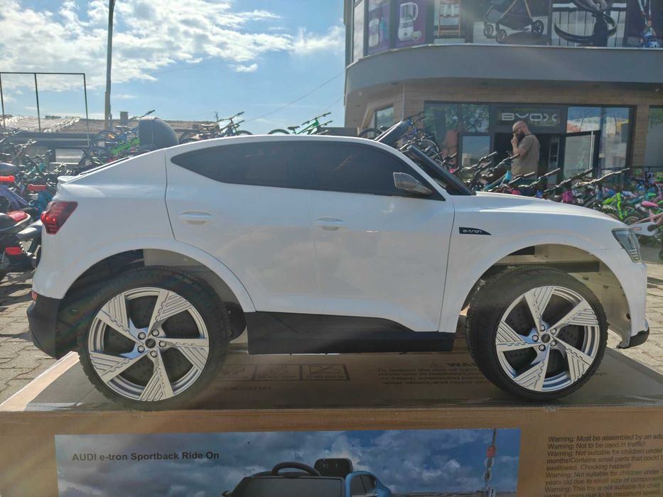 AUDI Акумулаторен джип Audi Sportback бял