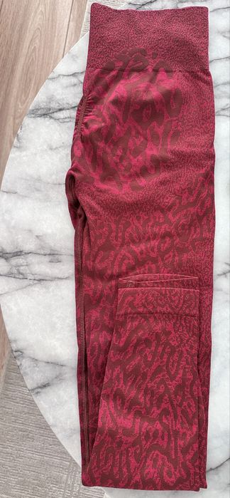 Vand colanti gymshark,250 lei 4 perechi sau 70 lei o pereche.