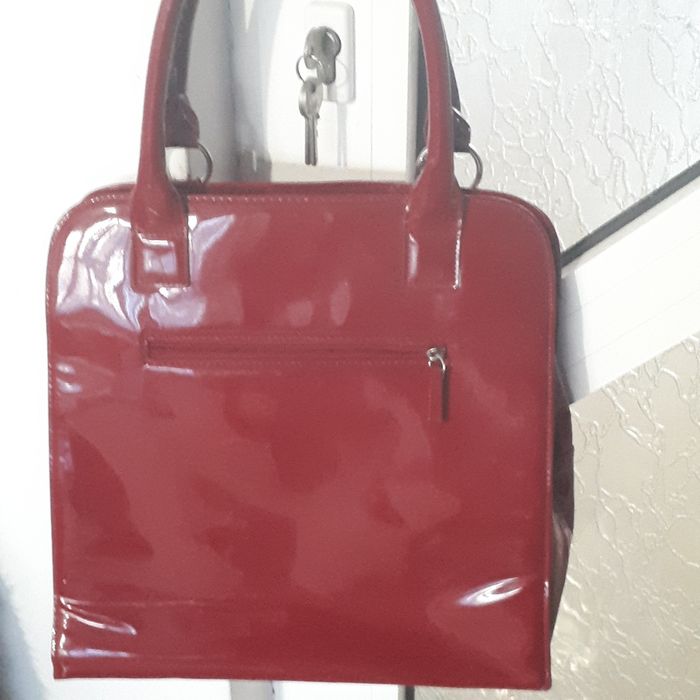 Лачена чанта бордо