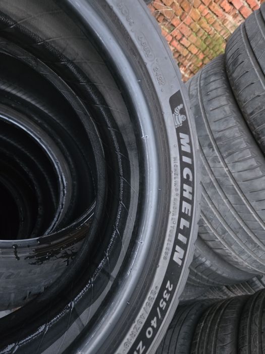 2бр. 235 40 18 Michelin летни.