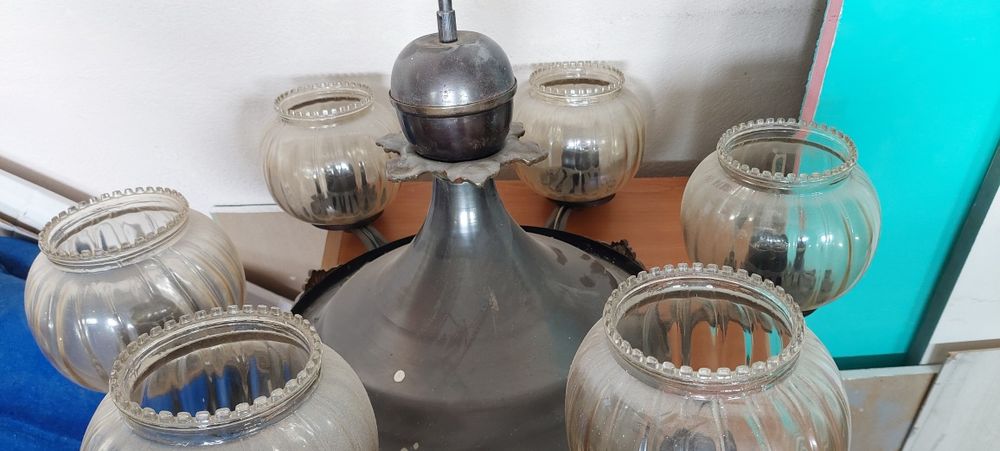 Lustra vintage cu 6 brațe.