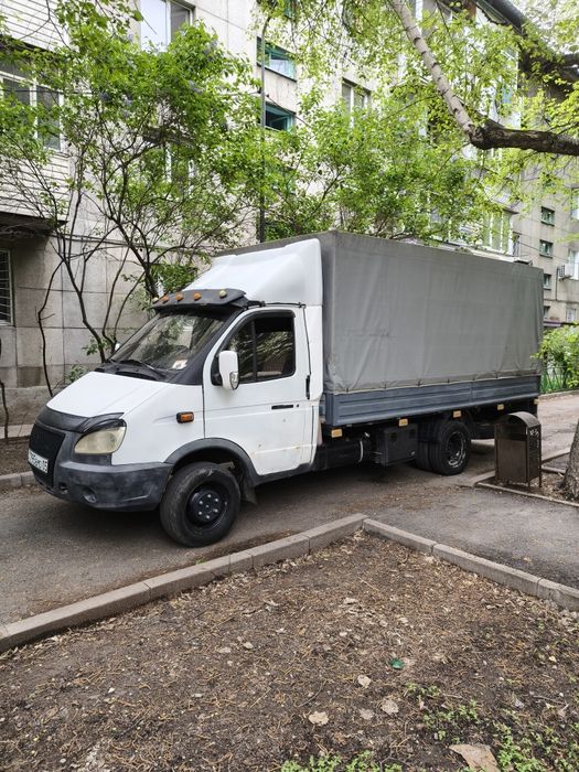 Вывоз мусора. Газель с грузчиками.