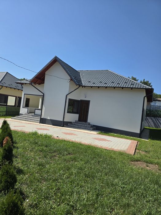 Casa noua la cheie, toate utilitățile, curte amenajata