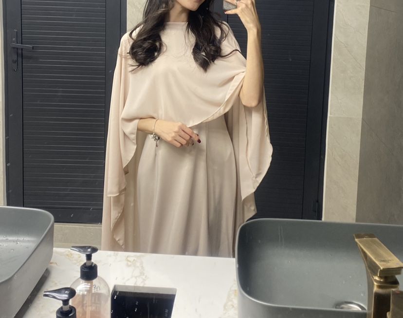 Платье с накидкой