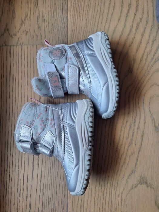 Cizme îmblănite si impermeabile de zăpadă