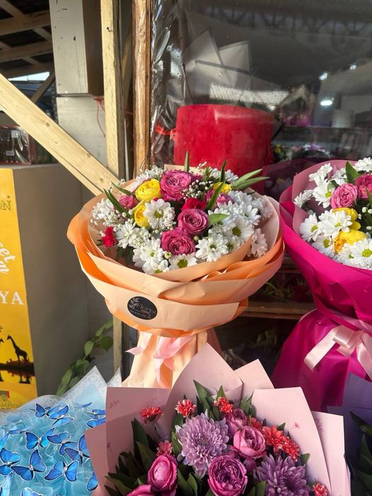 pion buket gullar dostavka pioniy roza