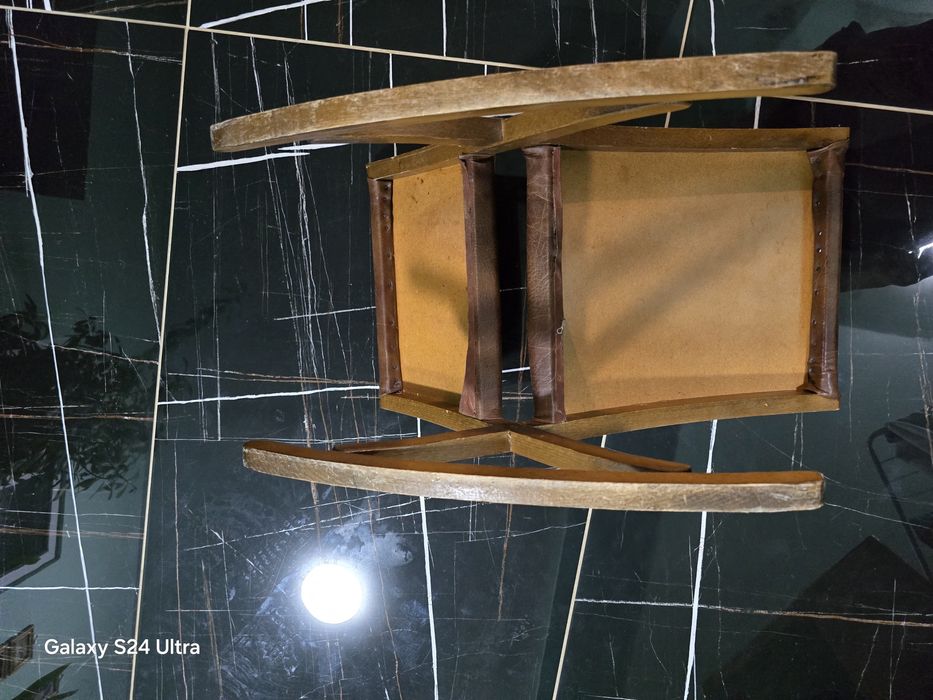 Винтидж столче за обуване на обувки. 
Практично столче подпомажащо обу