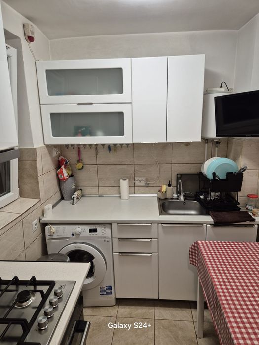 închiriez apartament la parter
