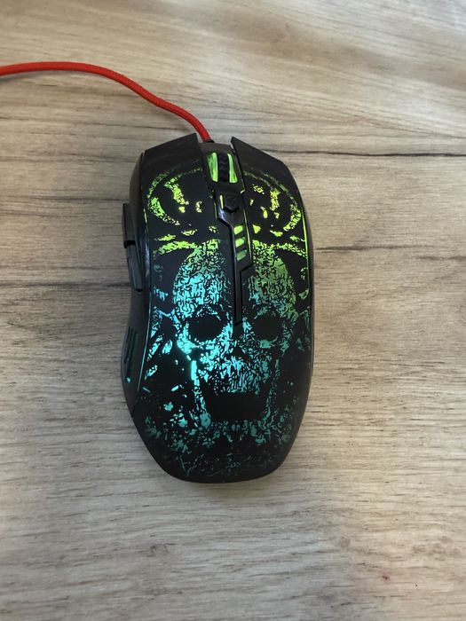 Мишка с кабел,която свети в всякакви различни цветое