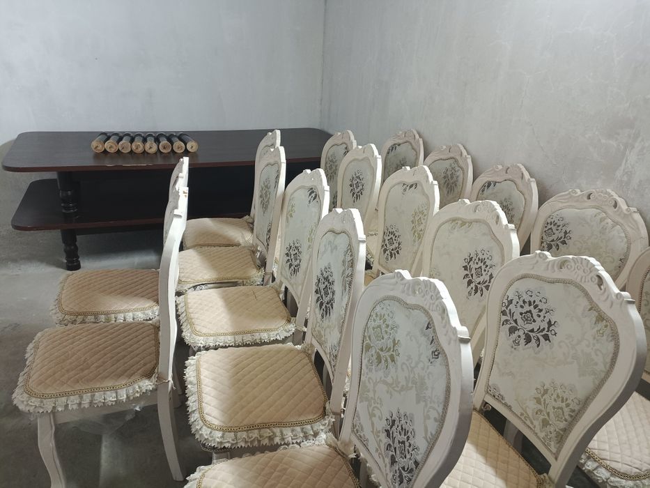 Стулья и стол – прочные и удобные