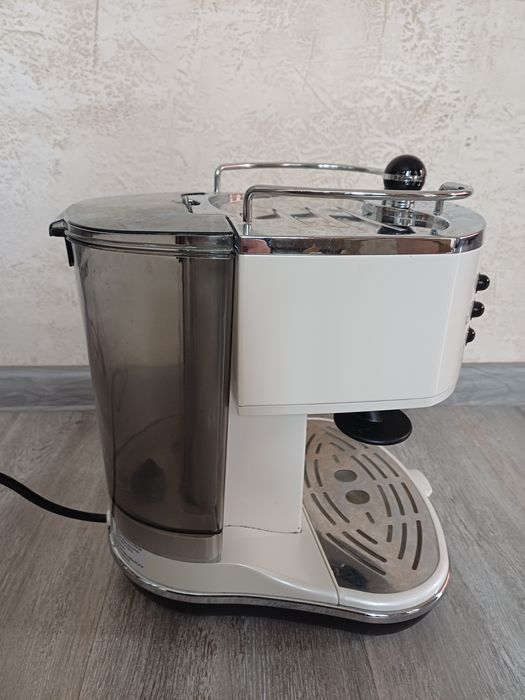 Еспресо кафемашина Delonghi Eco 311.  W