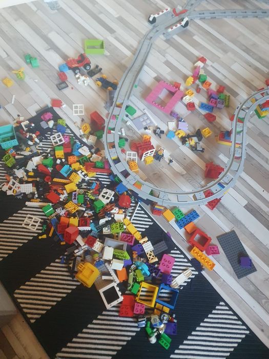 Seturi Lego Duplo multe cu trenuleț.