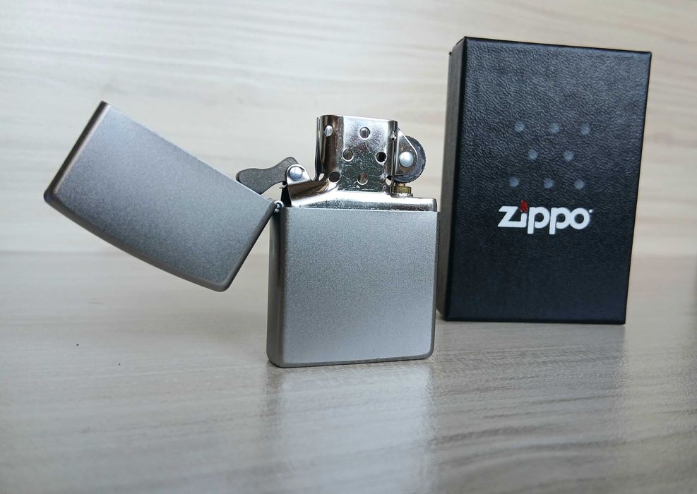 Нова запалка Zippo Satin Chrome + подарък гориво
