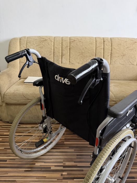 Carut scaun rulant medical handicap dizabilitati batrani (ca nou)