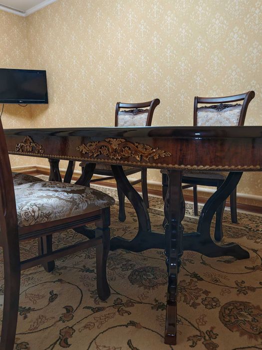 Срочно продам стол и 8 стулчиков  почти новым состояние