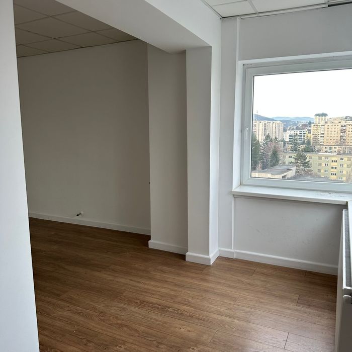 Inchiriez spatiu de birour,saloni in centru civic bloc Roland