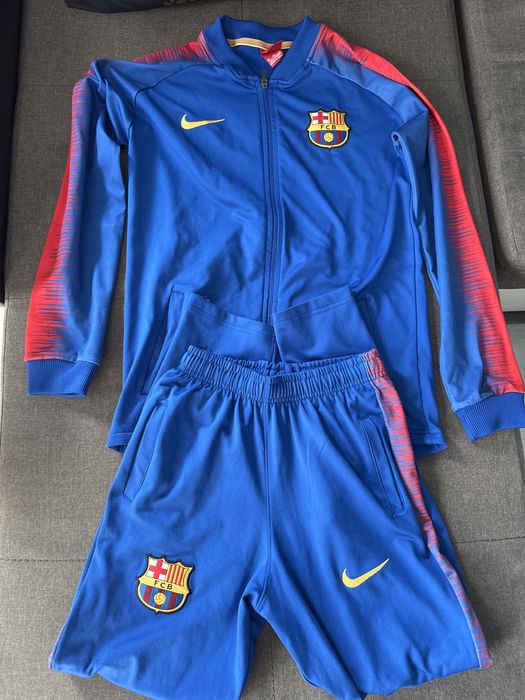 Продавам комплект горнище и долнище Nike Barcelona