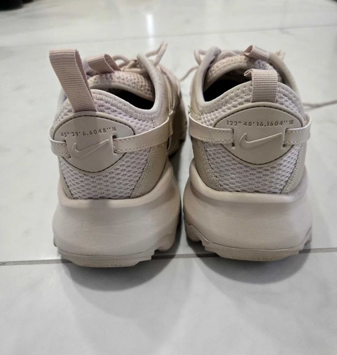 Бежови маратонки Nike