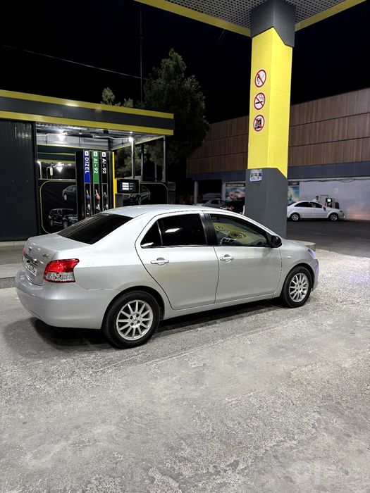 Toyota Yaris Benzin srochna sotiladi
