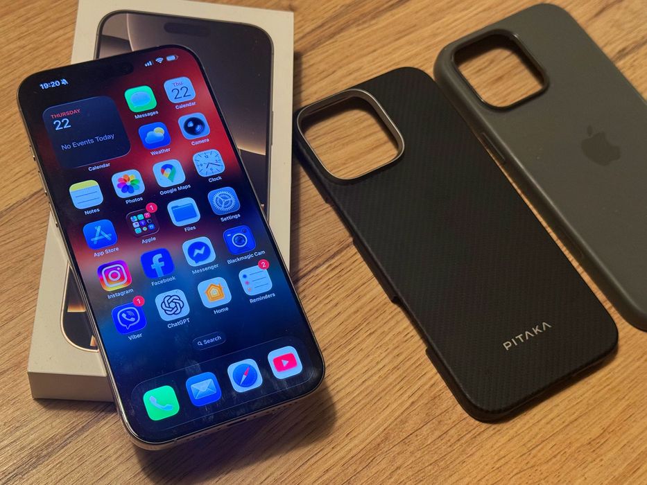 iPhone 16 Pro Max - 256GB - Natural Titanium + 2 кейса