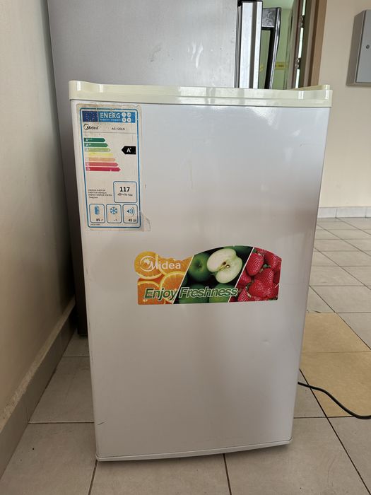 Продам мини холодильник Midea