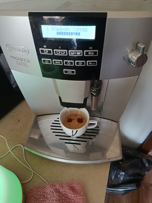 Продавам кафе машина Delonghi
