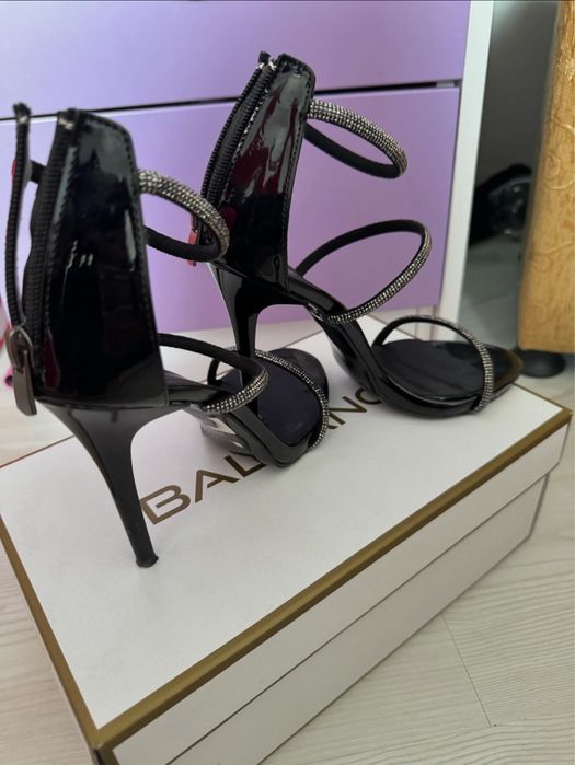 Обувки на висок ток