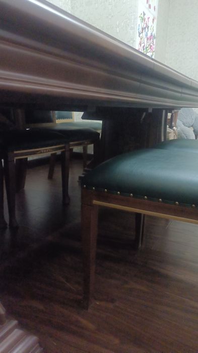 Стол стулья комплект в гостиную.