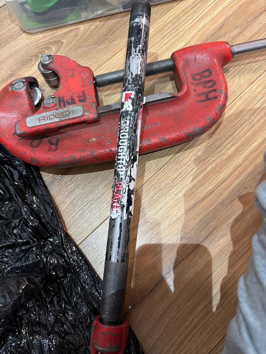 Vând dispozitiv manual de tăiat țevi Heavy-Duty Ridgid Model 4-S (Cod produs standard: 32840), conceput pentru utilizare intensivă