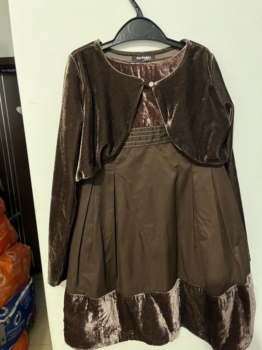 Рокля в кафяв цвят + ръкави