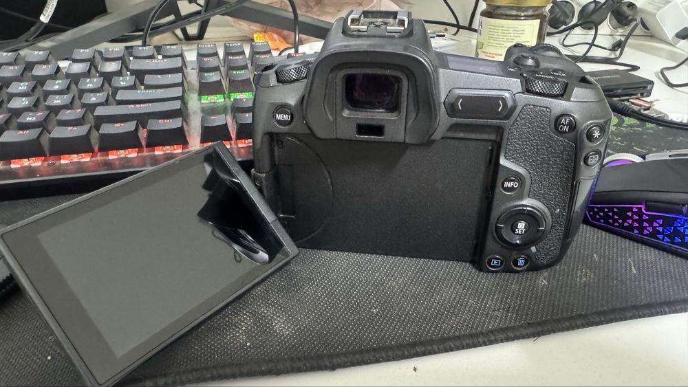 Canon EOS R фотовидеокамера