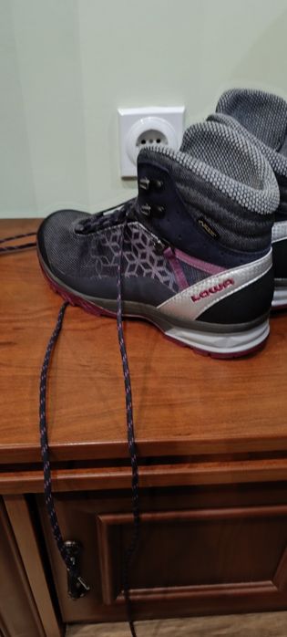 Дамски туристически обувки Lowa номер 38