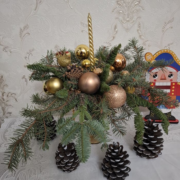 Новогодняя композиция из живых еловых веток.веток