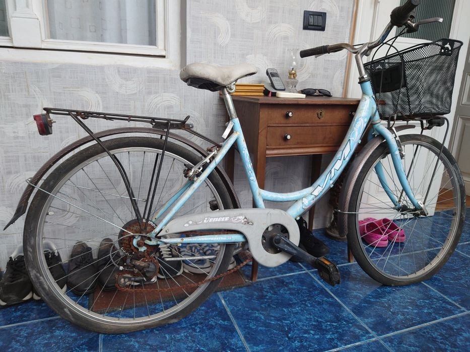 Bicicletă damă cu coș și schimbător în ghidon
