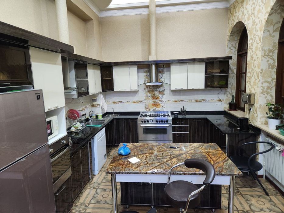 Продаётся дом на истерохат 7,7 сотих, 8 комнот 4 санузел